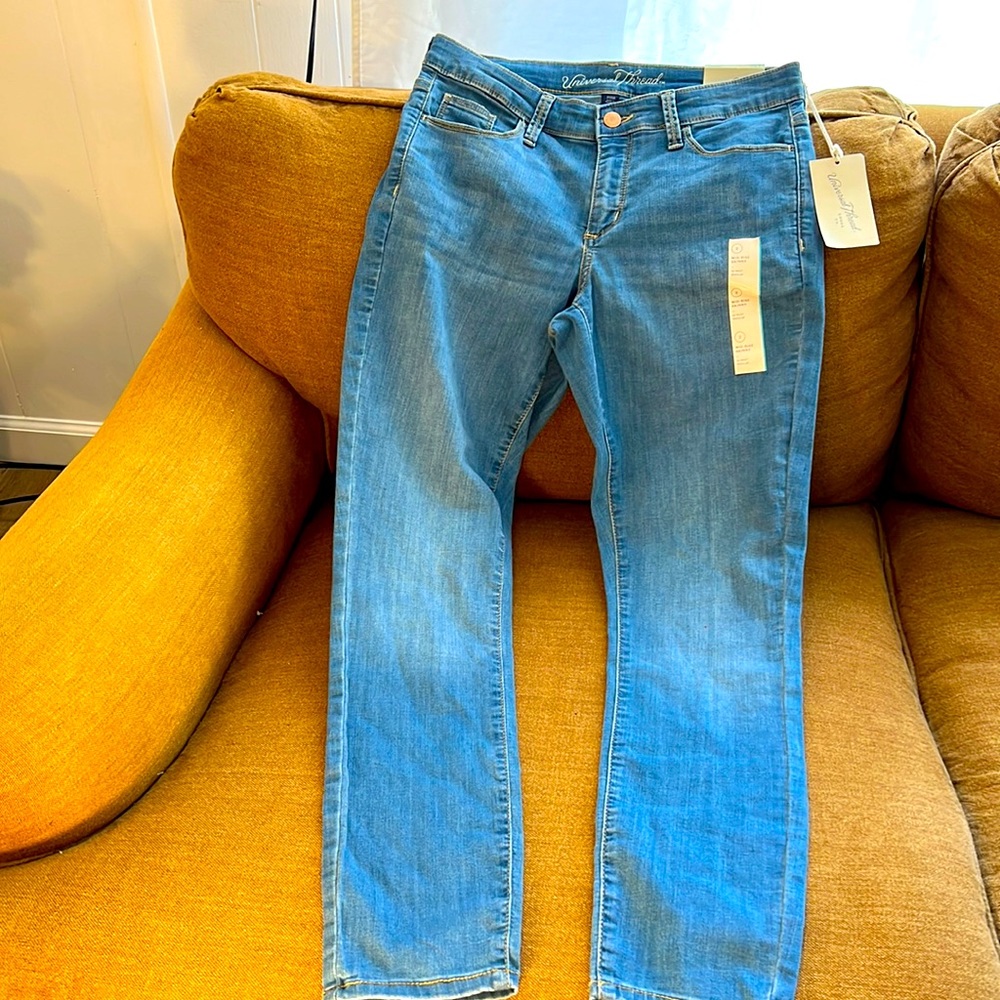 Universal thread new with tags size to mid rise skinny jeans